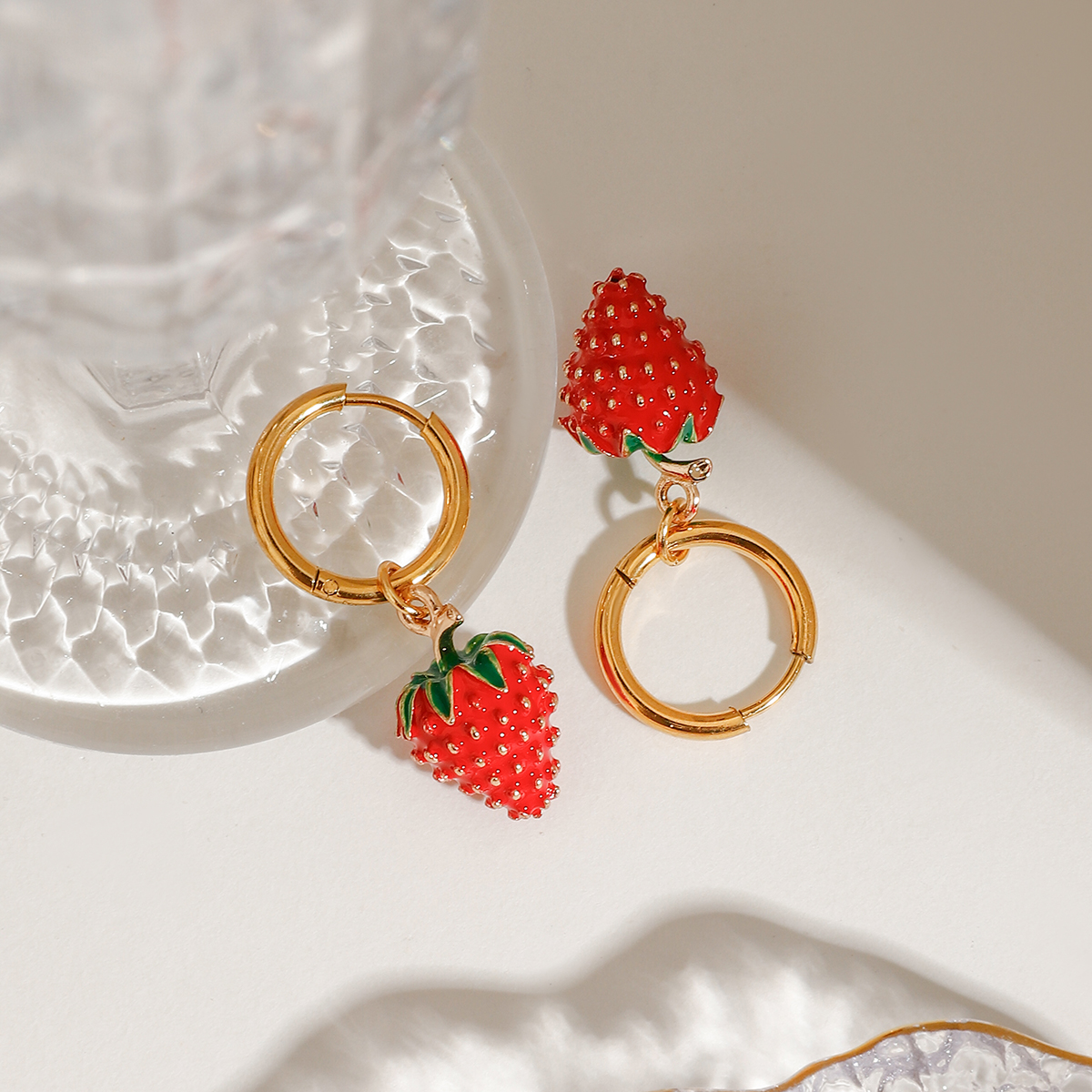 Sweet Strawberry – náušnice na uchu